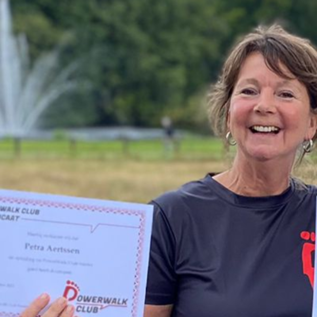 Petra Aertssen met haar PowerWalk-certificaat